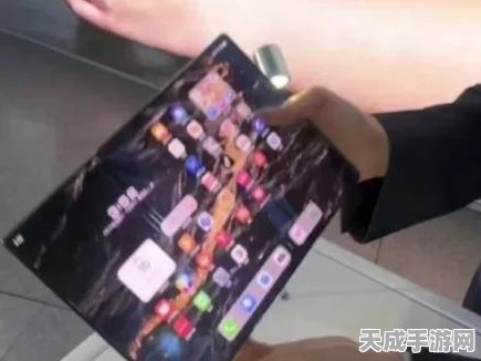 三折叠屏手机新纪元，华为领衔，另一大厂即将揭晓神秘面纱