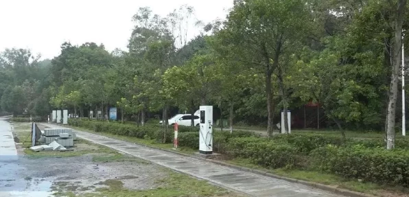 广东兴宁力推旅游新举措，大型生态停车场配充电桩，助力绿色出行