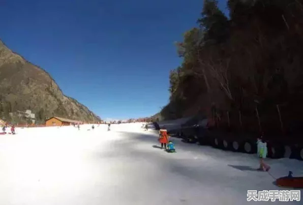QQ飞车手游，冰川滑雪场竞速盛宴，飘移技巧助你突破极限！