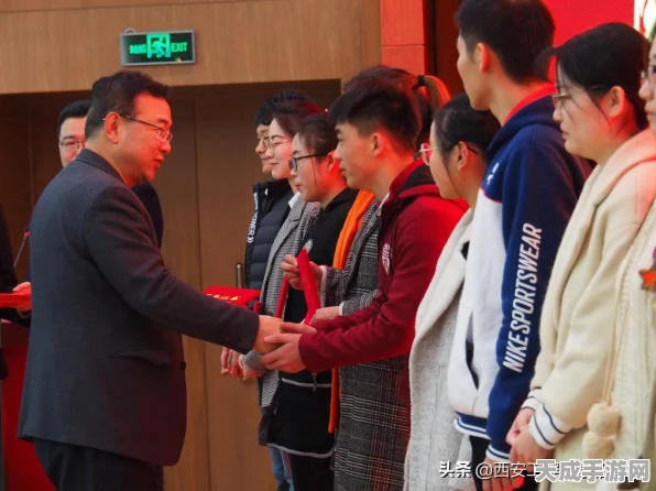 王者荣耀高校联赛，荣耀奖励发放时间揭晓，赛事亮点与获奖者期待揭秘