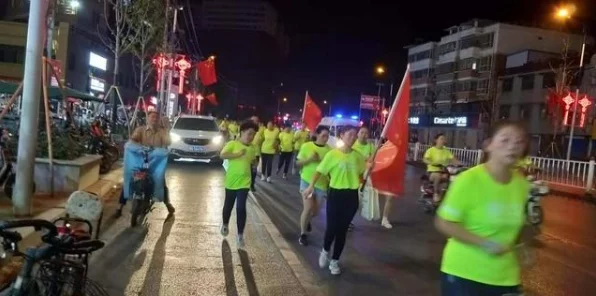 使命召唤手游攻略揭秘，如何解锁齐心协力成就？