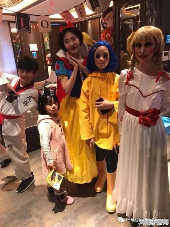 万圣节COSPLAY盛宴，何炅邪恶栀子花惊艳亮相，游戏穿搭意外夺魁！